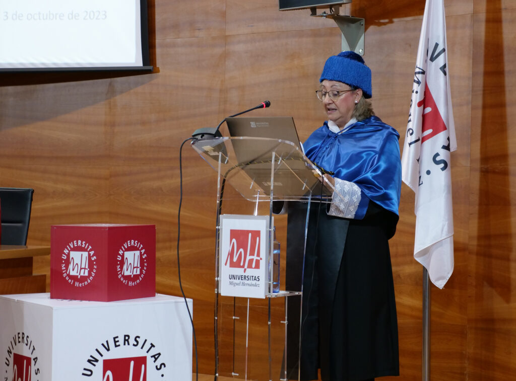 Ángela Nieto impartiendo la lección inaugural